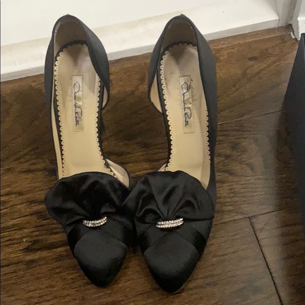 Oscar De la Renta satin evening pump